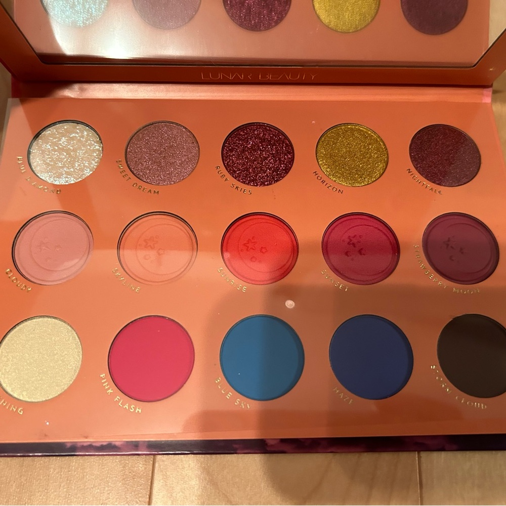 Lunar Beauty - Strawberry Dream Eyeshadow Palette